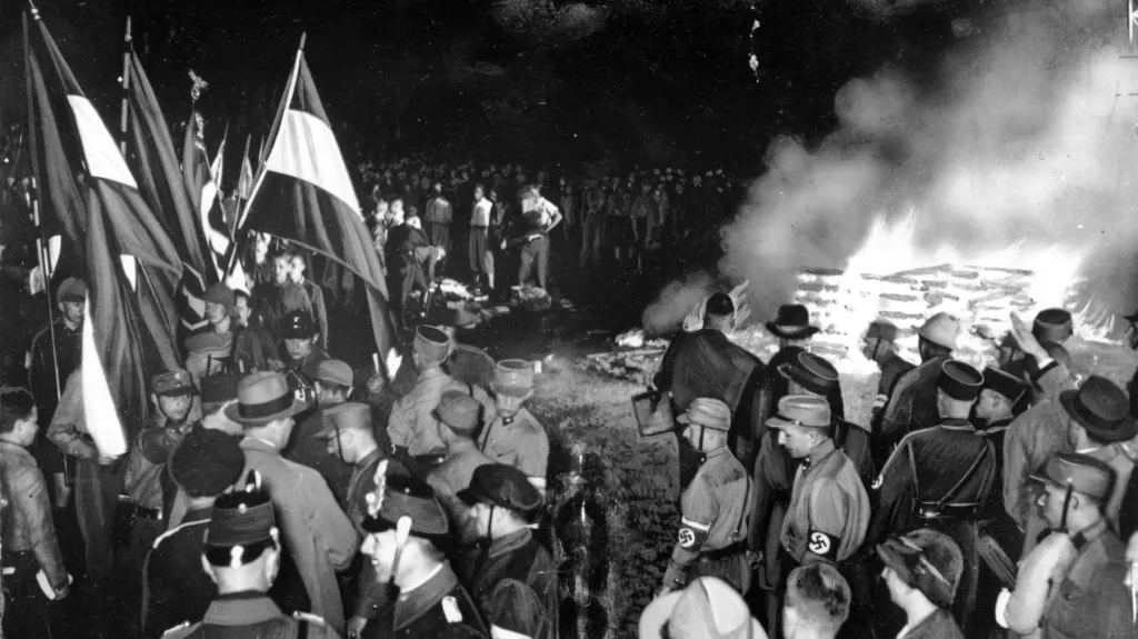 Pálení „neněmeckých“ knih 10. května 1933 v Berlíně