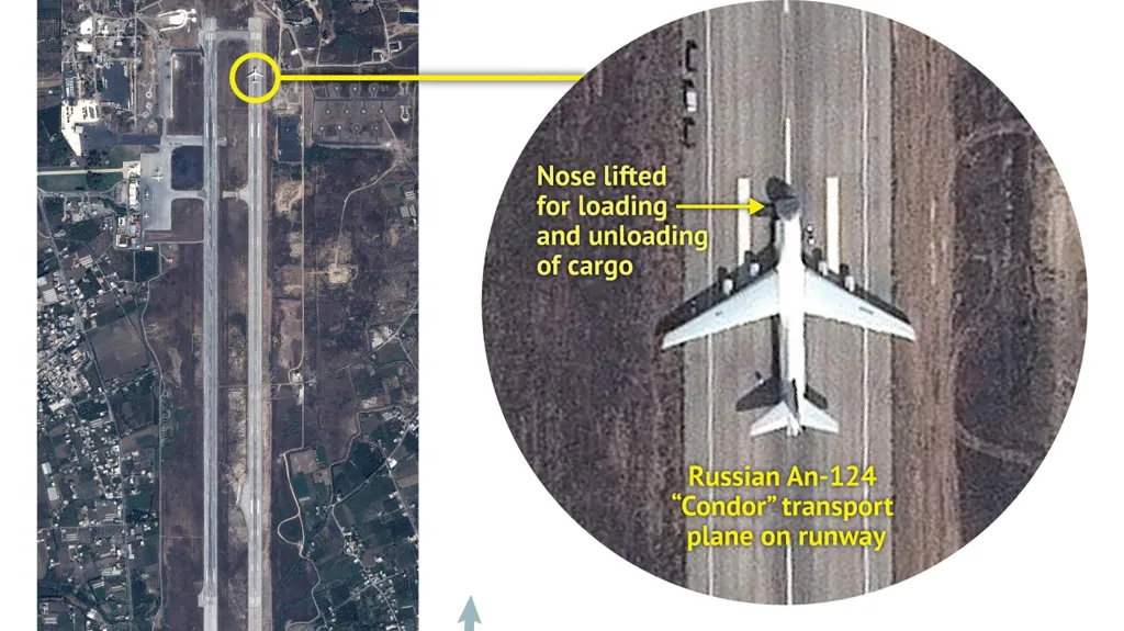 Satelitní snímky letecké základny v Latakíji