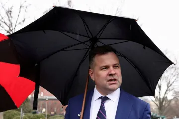 Trumpův nový úřadující šéf tajných služeb začal propouštět, píše CNN