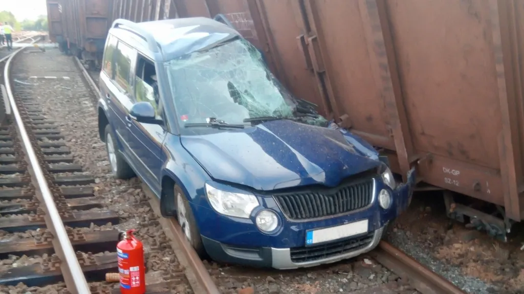 Vykolejené vagony poškodily osobní auto