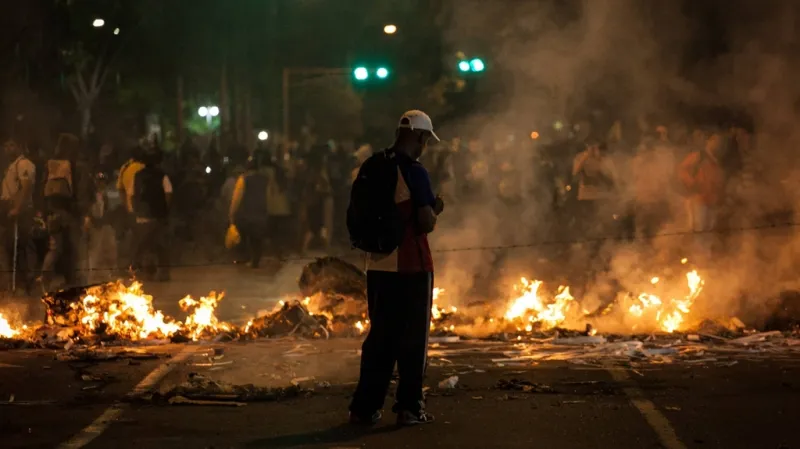 Demonstranti blokují ulice v Caracasu