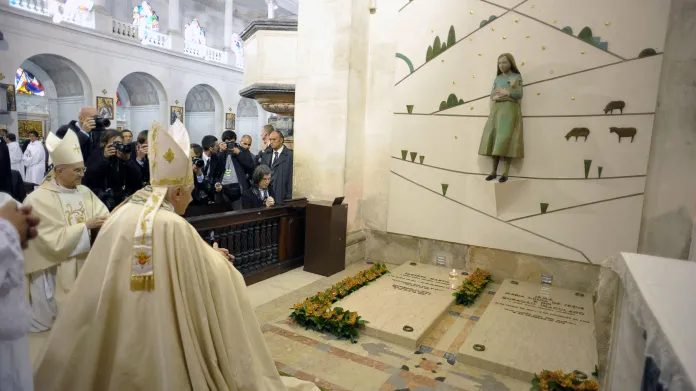 Benedikt XVI. u hrobu Francisca a Jacinty během návštěvy Fátimy v roce 2010