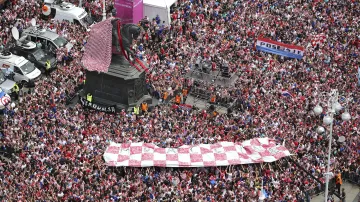 Fanoušci na náměstí v Záhřebu čekají na příjezd chorvatského fotbalového národního týmu