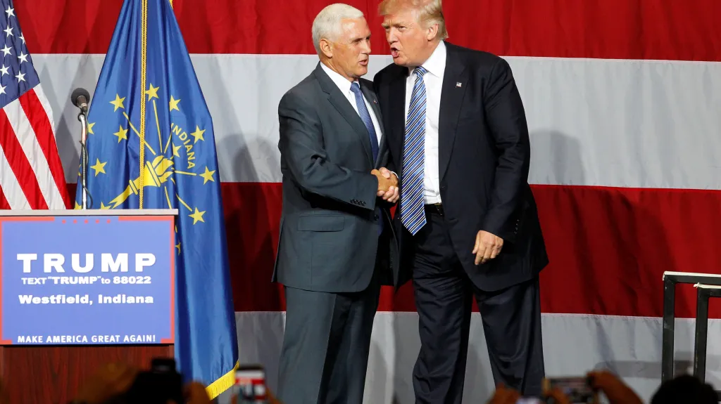 Mike Pence a Donald Trump při předvolebním mítinku ve Westfieldu