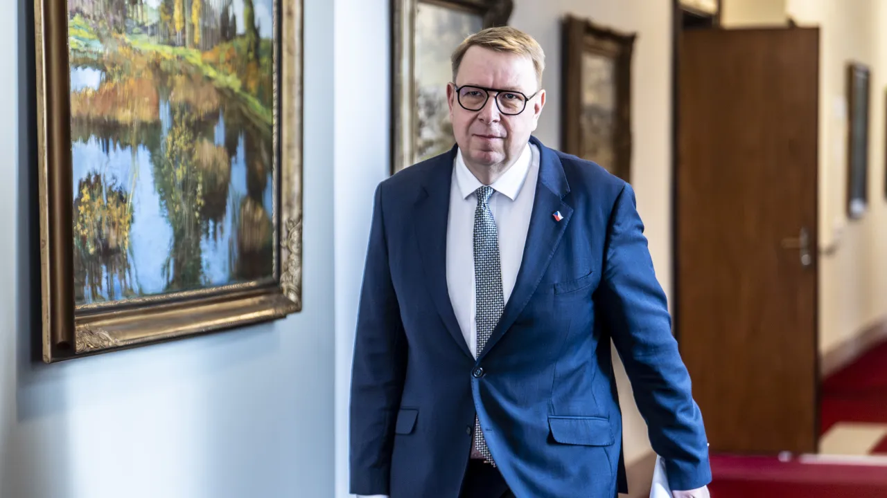 Vláda podpořila navýšení penzí podle věku a zákaz mobilů ve školách