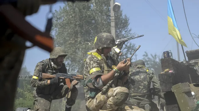 Snímek ukrajinských vojáků v boji pořízený Maksem Levinem