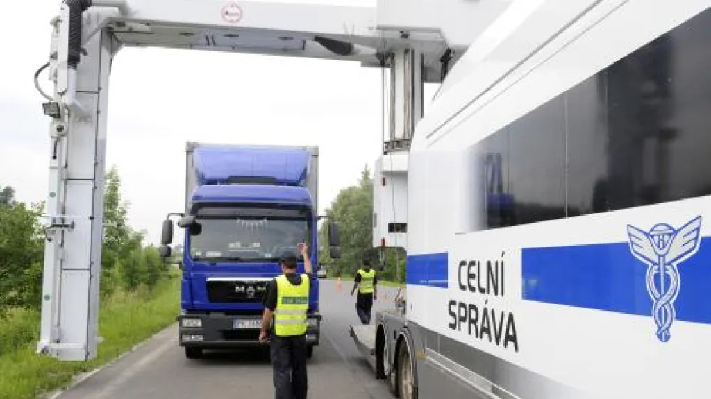 Celní správa kontroluje kamiony