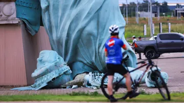 Silný vítr povalil brazilskou repliku Sochy svobody ve městě Guaiba