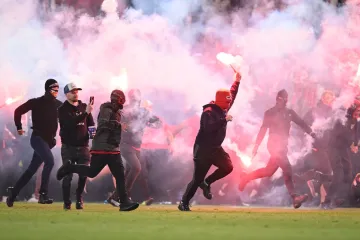 Policisté znají totožnost všech mužů, kteří v derby napadli brankáře Sparty