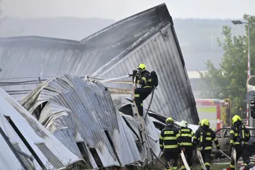 S dohašováním požáru v Žebráku pomáhá těžká technika, škoda dosáhla téměř dvou miliard