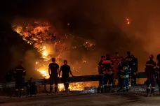 „Na plochu největší požár v Řecku od roku 2000.“ Na pomoc dorazili i čeští hasiči