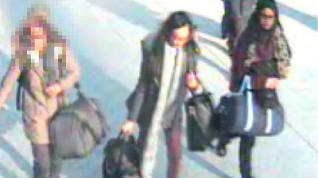 Kamery zachytily trojici dívek na londýnském letišti Gatwick