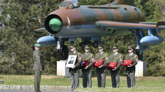 Vojenský speciál přiletěl s ostatky generála Moravce
