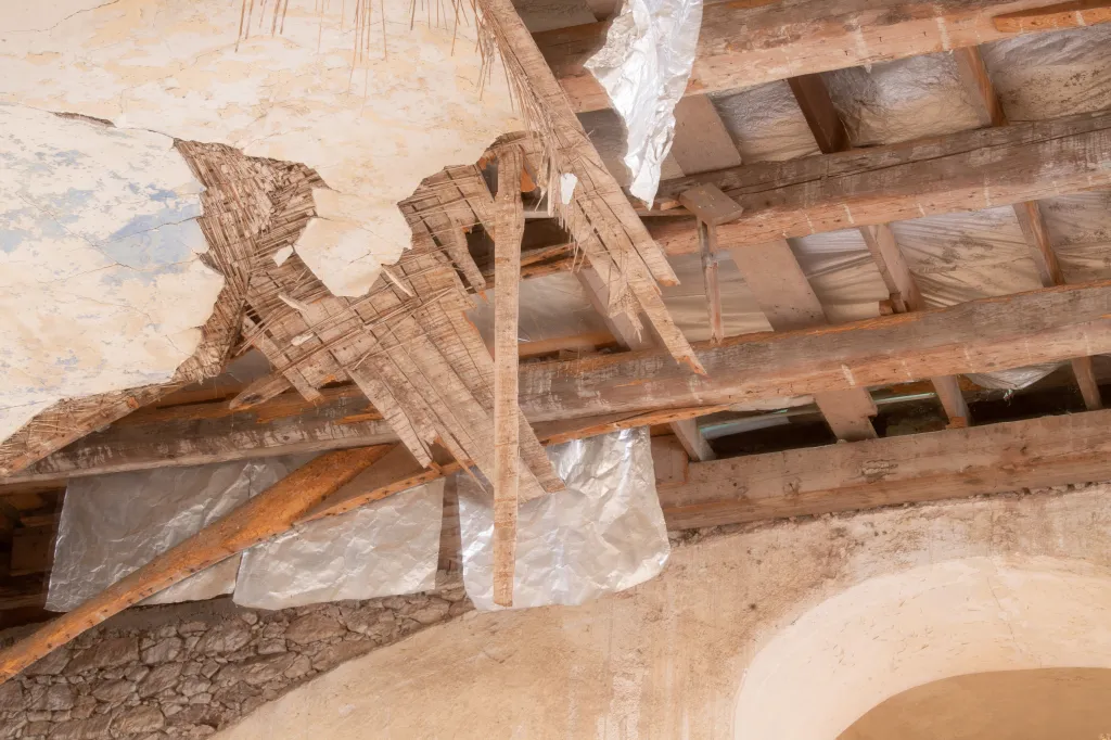 Objekt výrazně utrpěl nedokončenými stavebními zásahy jednoho z majitelů v 90. letech, který chtěl v podkroví vybudovat byt