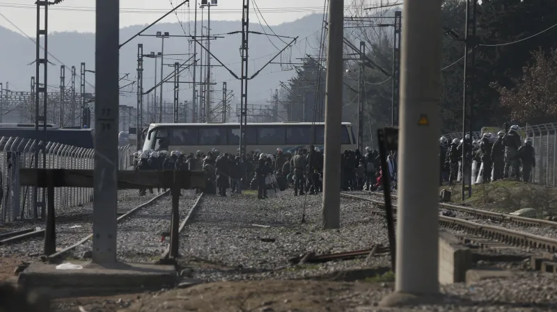 Řekové odvážejí běžence od hranic s Makedonií