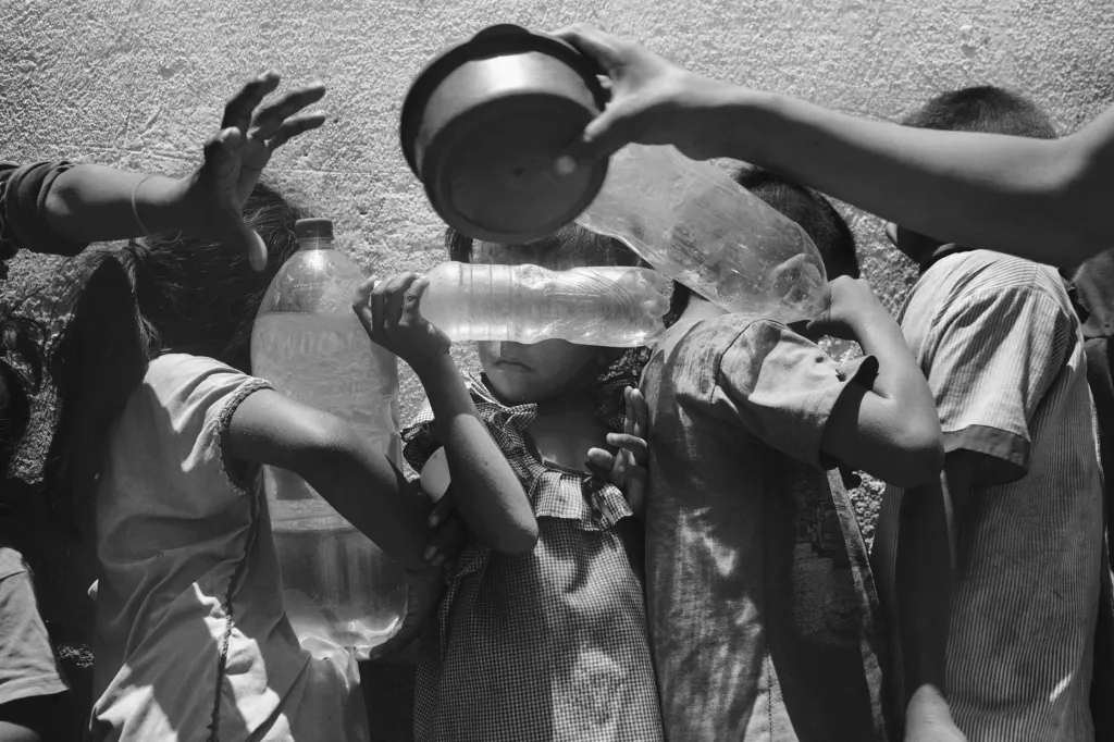 Přestože Venezuela v únoru oficiálně uzavřela hranice s Kolumbií, mezi oběma zeměmi zůstalo okolo 300 tajných přechodů. Jeden z nich na svých snímcích ukazuje Nicolò Filippo Rosso