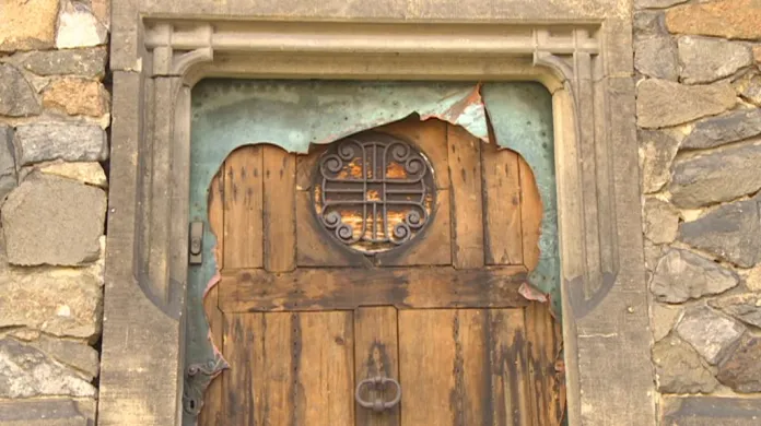 Pokovované dveře zničené zloději kovů