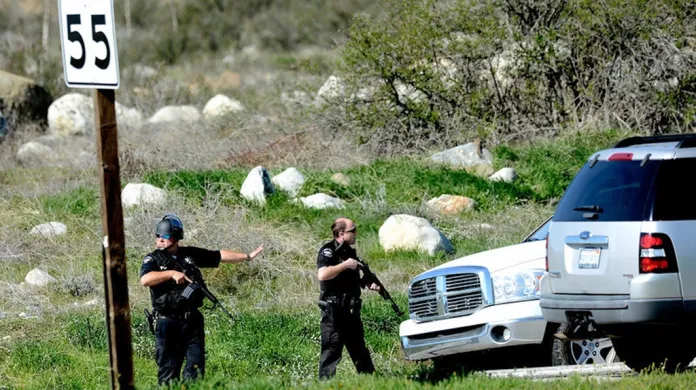 Policisté odklánějí dopravu při zásahu v oblasti San Bernardino