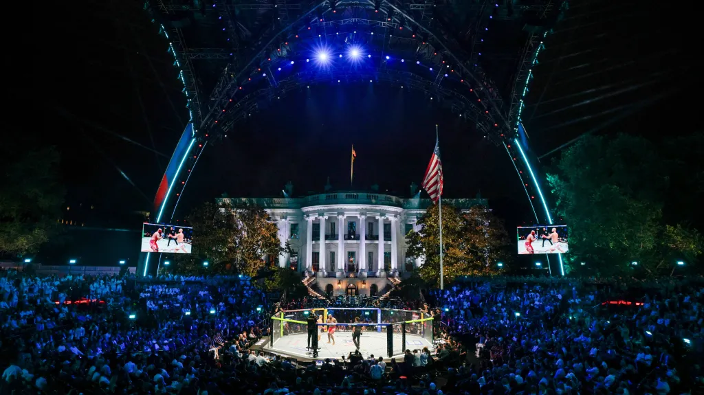 Josh Hokit a Derrick Lewis v souboji v těžké váze na turnaji UFC Freedom 250 na jižním trávníku Bílého domu ve Washingtonu, D.C., USA, 14. června 2026