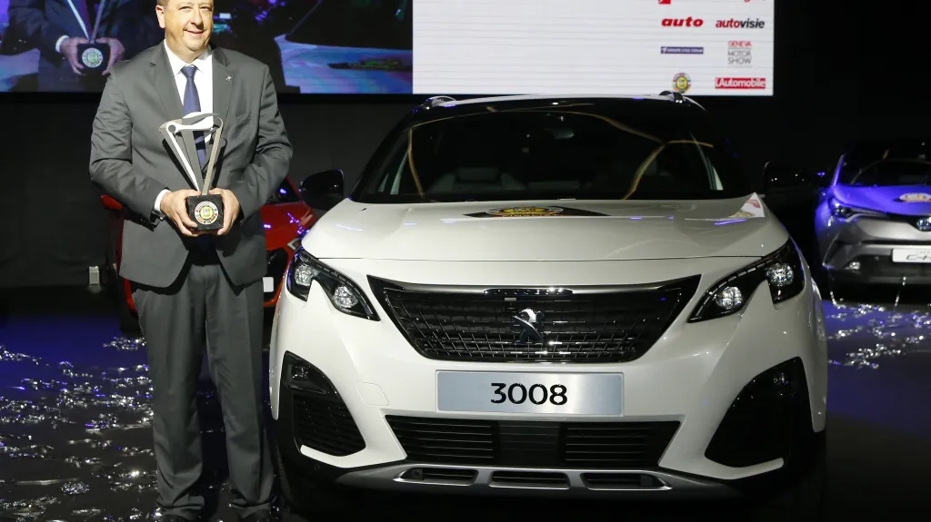 Na snímku šéf značky Peugeot Jean-Philippe Imparato pózuje s cenou pro vítěze