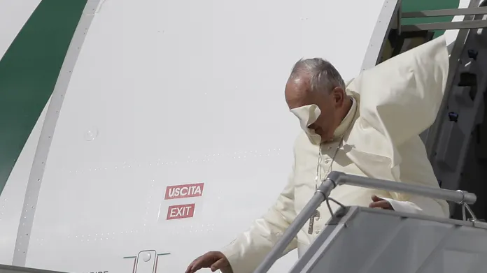 Větrný začátek latinskoamerické cesty papeže Františka
