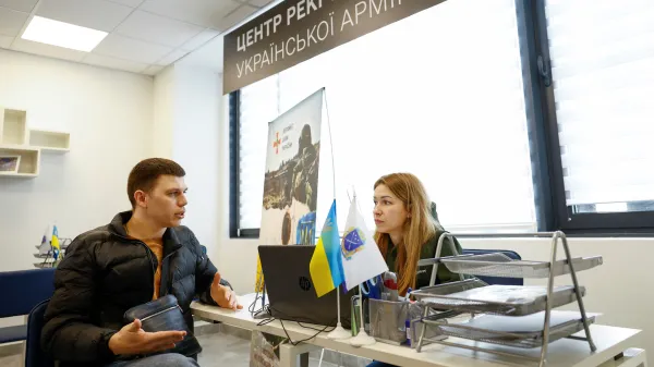 Ukrajina potřebuje muže. Těm v zahraničí omezila konzulární služby, aby museli domů