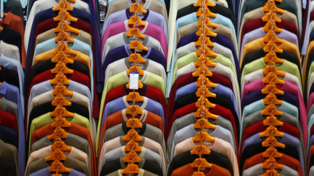 Oblečení vyrobené v Číně na trhu v Pekingu - ilustrační foto