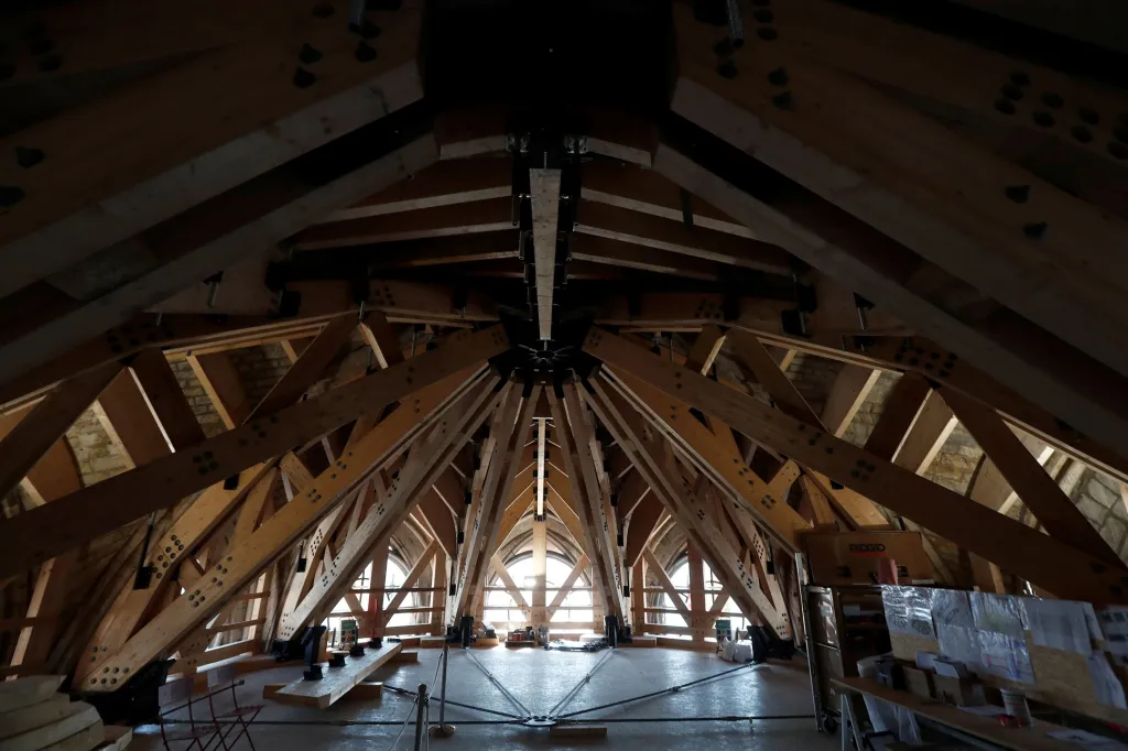 Francouzský prezident Emmanuel Macron, starosta Paříže Anne Hidalgo a generál francouzské armády Jean-Louis Georgelin navštívíli katedrálu Notre-Dame, která byla poškozena ničivým požárem před dvěma lety