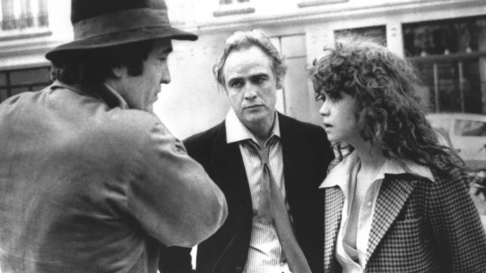 Bernardo Bertolucci (vlevo), Marlon Brando a Maria Schneiderová při natáčení Posledního tanga v Paříži