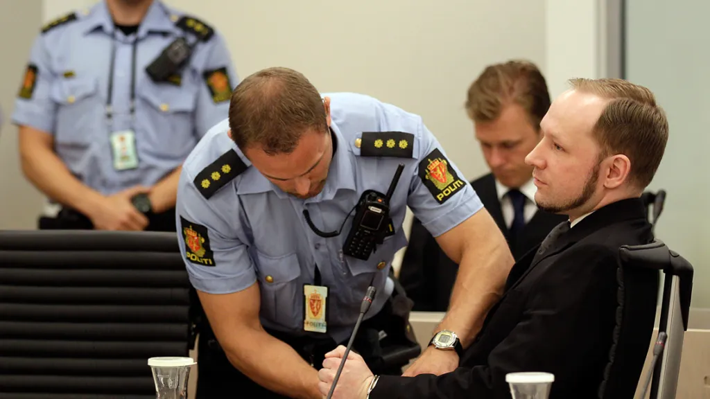 Anders Breivik po příchodu k soudu před vynesením rozsudku