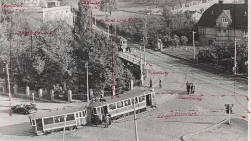 Fotografie místa činu při rekonstrukci atentátu s vepsanými poznámkami gestapa. Zdroj: Autor: Adolf Dauer. Laskavě poskytl Jaroslav Čvančara