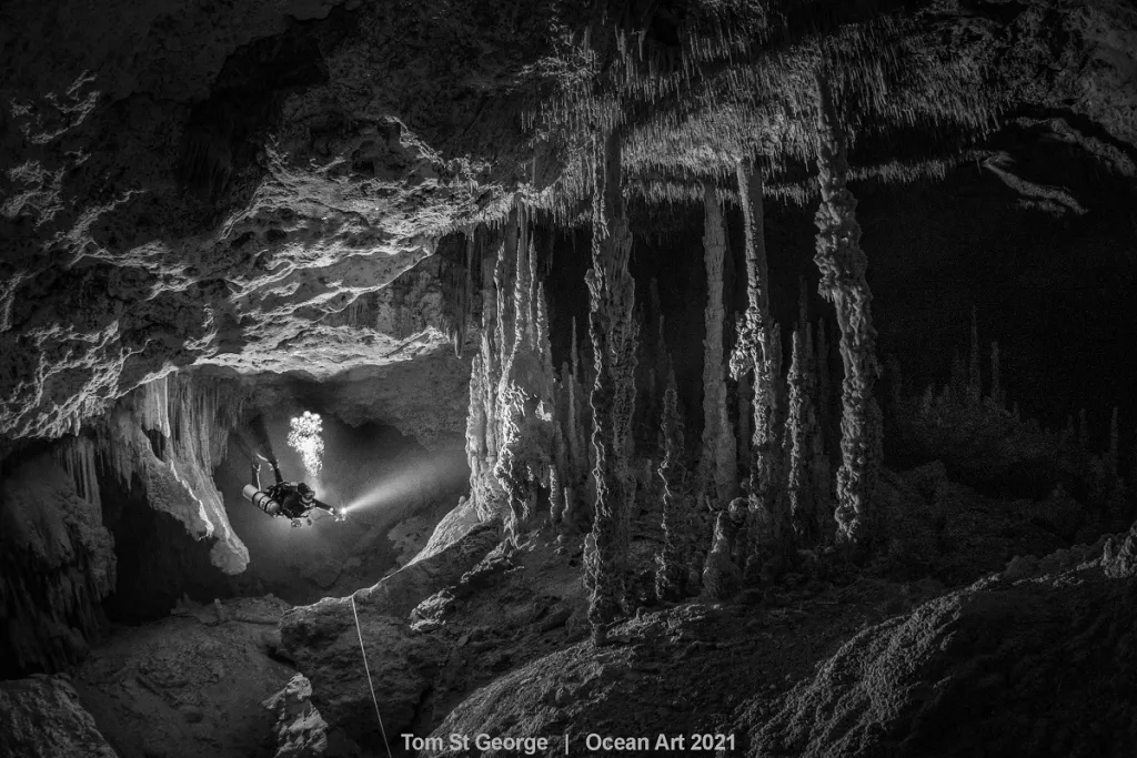 1. místo v kategorii Černobílá fotografie: Ancient Caves od Tom St. George