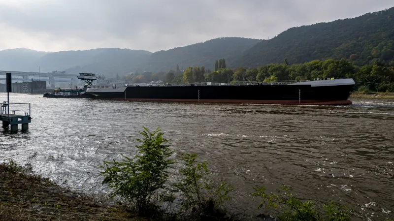 Plavba tankeru po Labi