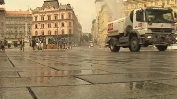 Kropící cisterna \"chladí\" náměstí