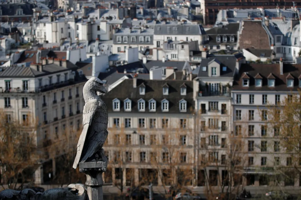 Francouzský prezident Emmanuel Macron, starosta Paříže Anne Hidalgo a generál francouzské armády Jean-Louis Georgelin navštívíli katedrálu Notre-Dame, která byla poškozena ničivým požárem před dvěma lety