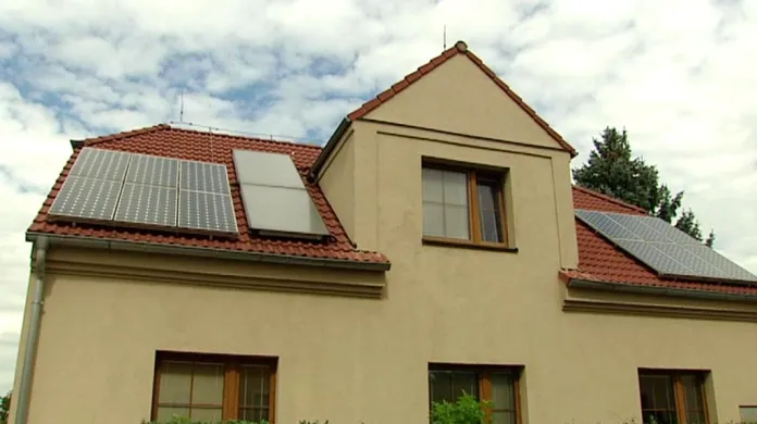 Solární panely na střeše rodinného domu