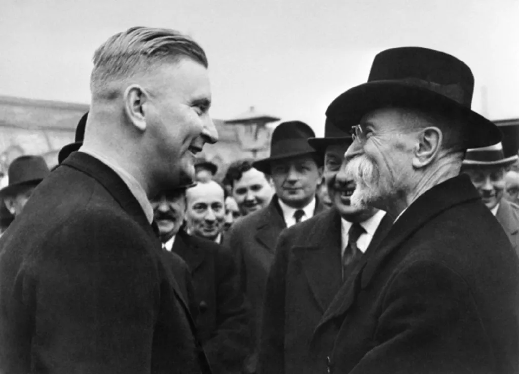 Fotografie ze setkání prezidenta Tomáše Garrigua Masaryka s Janem Baťou v roce 1934