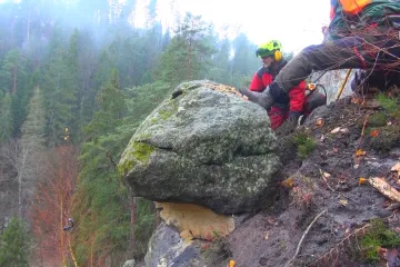 České Švýcarsko se připravuje na otevření trasy k Dolskému mlýnu. Stezku ohrožoval balvan