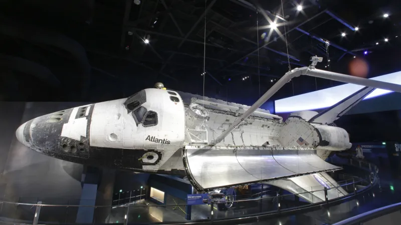 Raketoplán Atlantis jako hlavní exponát výstavy v Kennedyho vesmírném středisku na Floridě