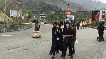 Některé mladé Íránky nosí šátky velmi volně
