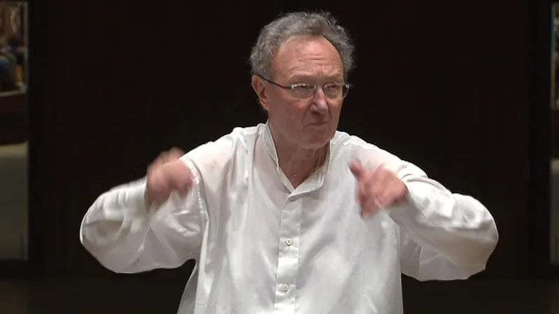 Jiří Kout při zkoušce symfonie Sylvie Bodorové Con le campane