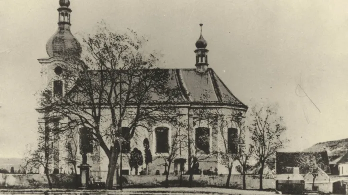 Kostel na návsi ve 30. letech minulého století. Rybník dnes slouží jako požární nádrž