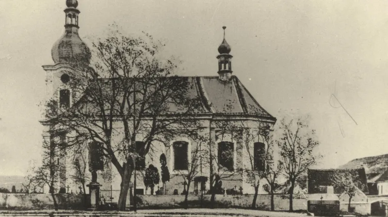 Kostel na návsi ve 30. letech minulého století. Rybník dnes slouží jako požární nádrž