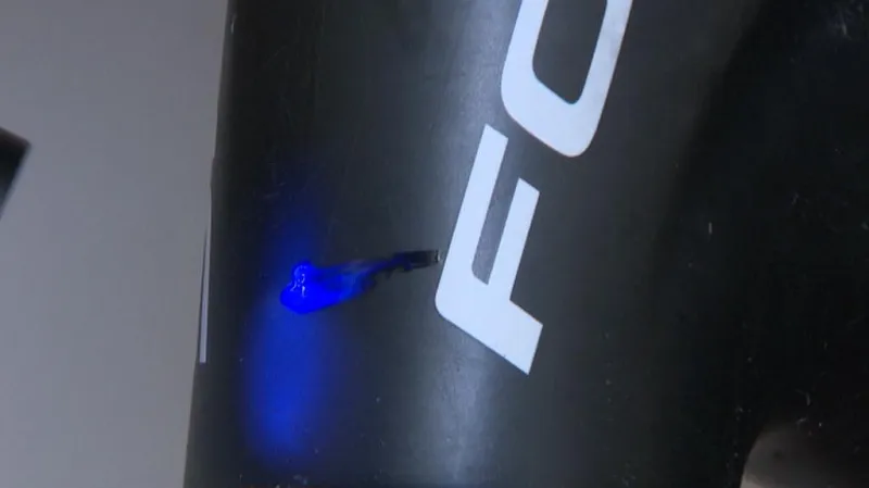 Tečka při osvícení UV lampou