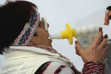 Pro pacienty s chronickou plicní nemocí představuje covid-19 velké riziko. S rouškou se však sotva udrží na nohou