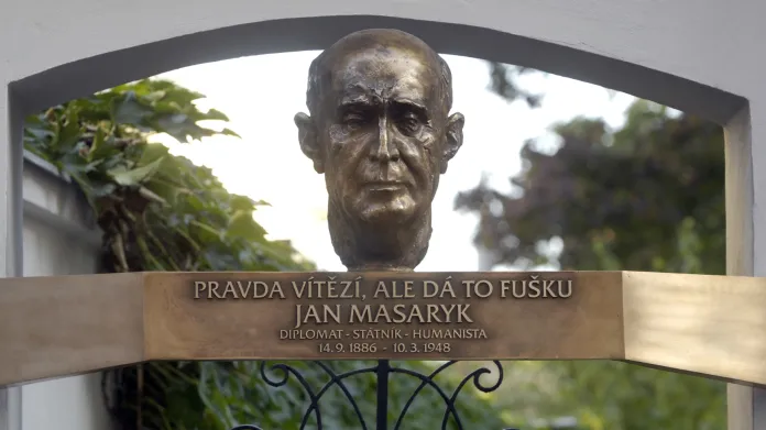 Pamětní deska Jana Masaryka na jeho rodném domě v Praze