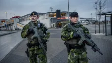 Švédští vojáci na obchůzce na ostrově Gotland