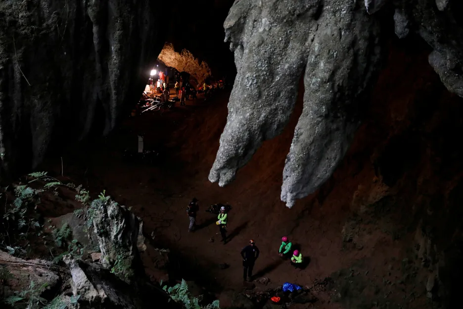 Záchranáři při práci v jeskynním systému Tham Luang během pátrání po dvanácti mladistvých členech fotbalového týmu a jejich trenérovi v severní části Thajska