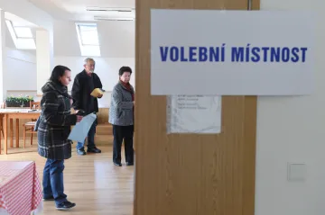 Volí mladí i starší prvovoliči. Některým je 18, jiným 87 let