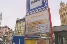 Místo metra jezdí v centru Prahy autobusy. Přestupování zdrží cestující i o čtvrt hodiny